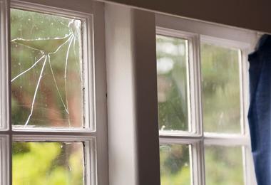I’ve Broken My Window. How to Find a Reliable Contractor in Calgary Fast?
